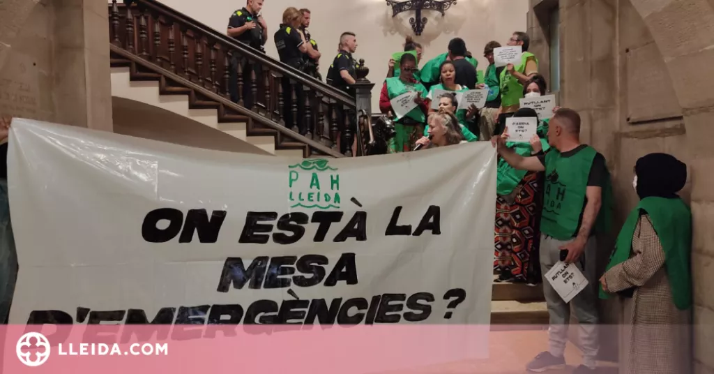 La PAH irrumpeix a la Paeria per manifestar-se en contra de les polítiques d'habitatge