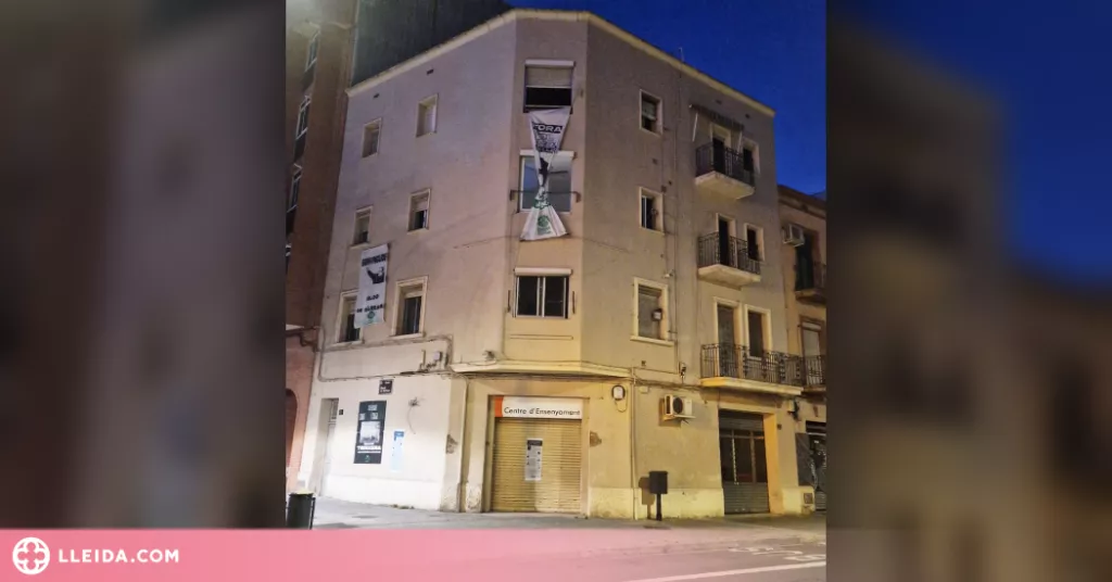 La PAH Lleida ocupa un bloc de pisos buit a Pardinyes