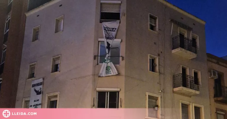 La PAH Lleida ocupa un bloc de pisos buit a Pardinyes