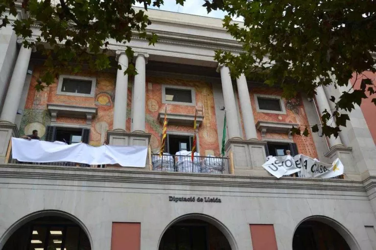 La Diputació de Lleida treu la pancarta de suport als presos i en col·loca una en blanc
