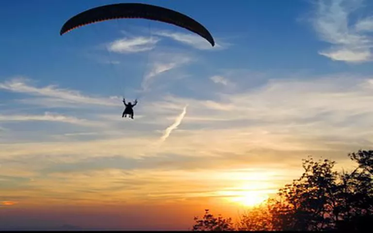 Mor una dona de 38 anys anant en parapent a Àger