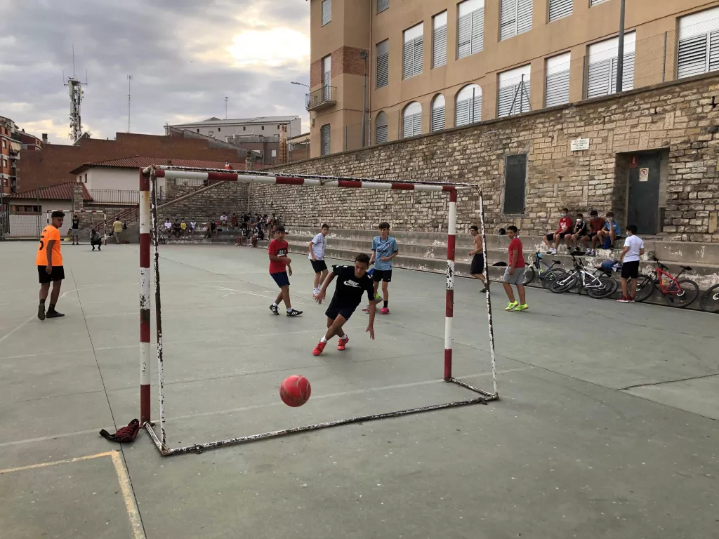 Tàrrega obre els patis de les escoles a l’estiu per promoure l’esport