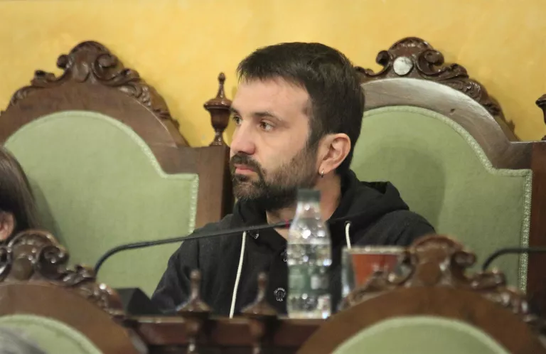 L'exregidor de la CUP Lleida, Pau Juvillà, a un pas del judici per no retirar els llaços grocs de la Paeria