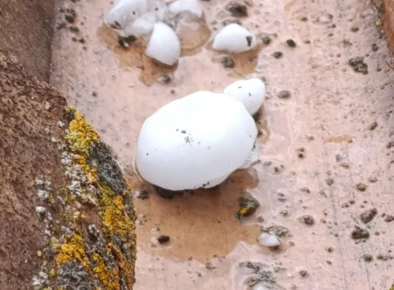 La tempesta deixa pedra al Segrià i manté en alerta Ponent per nous aiguats