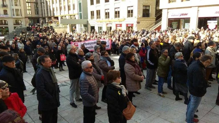 La Marea Pensionista inunda la plaça Sant Joan de Lleida exigint un tracte digne