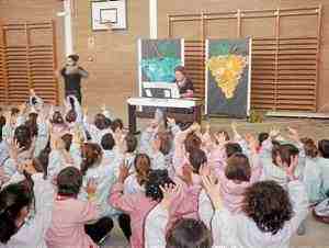 Teresina Jordà apropa la música per a piano als alumnes de l'escola Enric Farreny