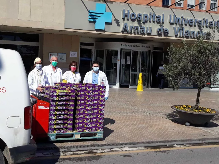 Lliuren més de 4.000 peres per al personal sanitari de Lleida