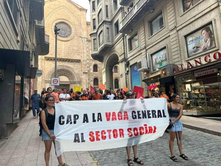 Una seixantena de persones es manifesten a la plaça Paeria per les condicions laborals del sector social