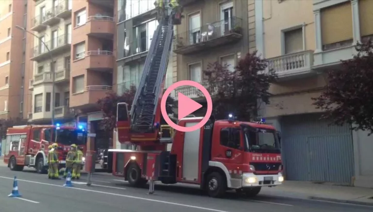 ⏯️ Es desprèn part d'una façana al carrer Príncep de Viana de Lleida