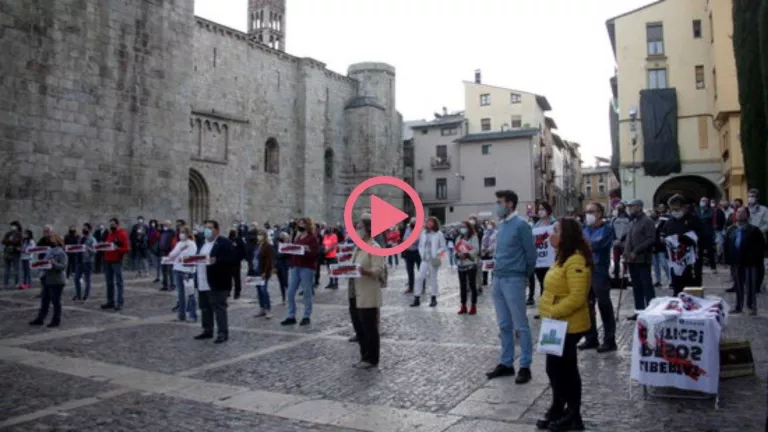 ⏯️ Un centenar de persones es concentra a la Seu d'Urgell en rebuig a la inhabilitació de Torra