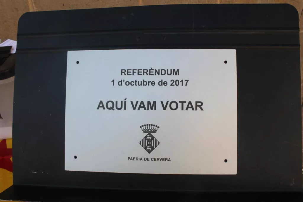 Cervera col·loca plaques commemoratives amb motiu del 5è aniversari del referèndum de l'1-O
