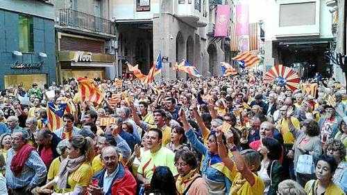 Unes 3.000 persones omplen la plaça Paeria i part del carrer Major en protesta per la suspensió de la consulta