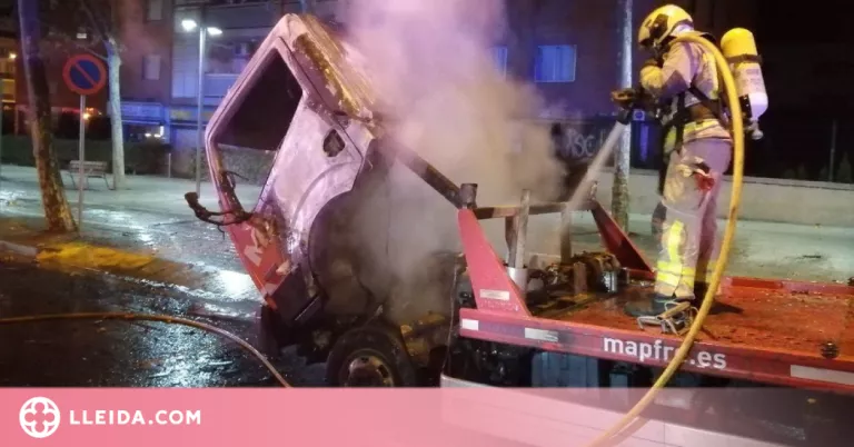 Crema un camió grua al centre de Lleida