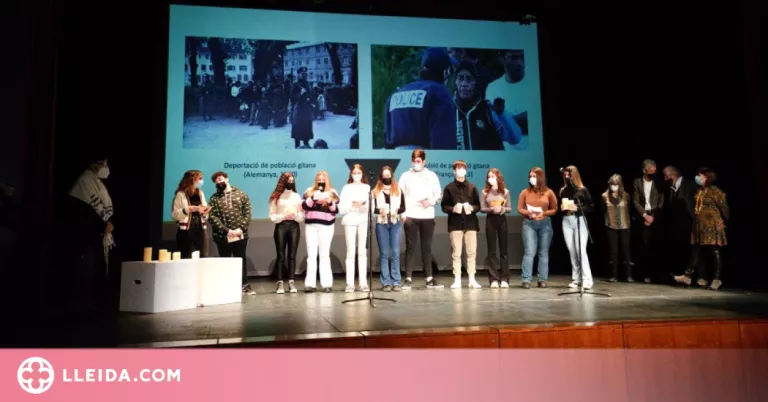 Més de 200 alumnes de cinc instituts de Lleida reten homenatge a les víctimes de l’Holocaust