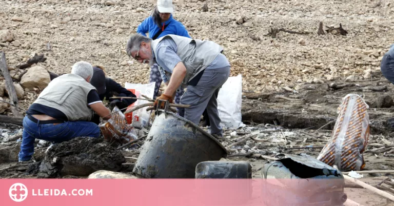 ⏯️ Voluntaris de l'Alt Urgell aprofiten la sequera per netejar de plàstics el fons del pantà d'Oliana