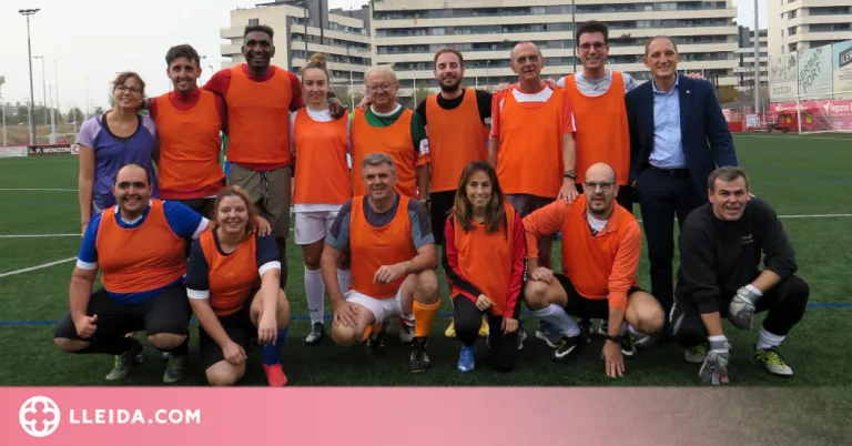 Pueyo i diversos regidors de la Paeria es posen les botes de futbol per l'Atlètic Lleida Genuine