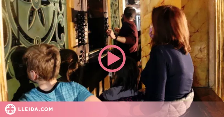 Els infants de Solsona coneixen les entranyes de l'orgue de la Catedral, restaurat recentment