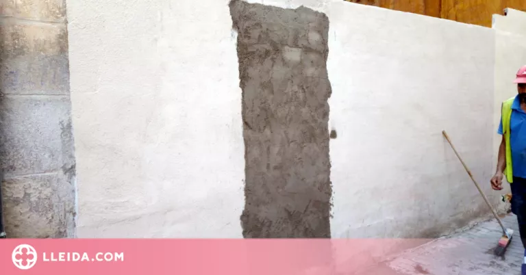 La Paeria de Lleida neteja i tapia un solar amb barraques del Centre Històric