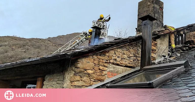 Els Bombers controlen un incendi en una casa a Sort