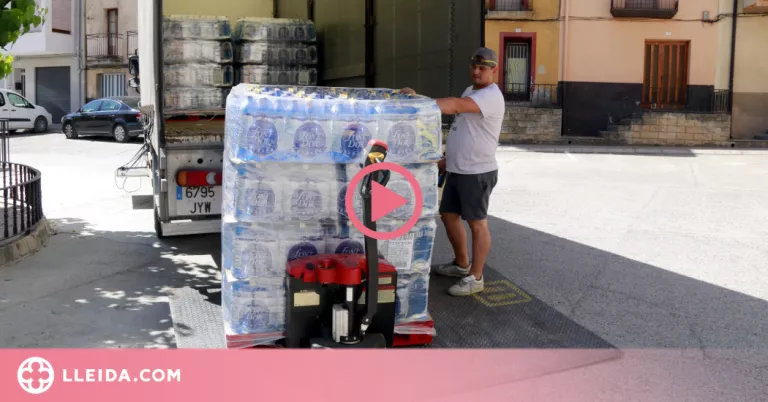 ⏯️ Reparteixen aigua embotellada davant la prohibició de consumir la de l'aixeta a les Garrigues
