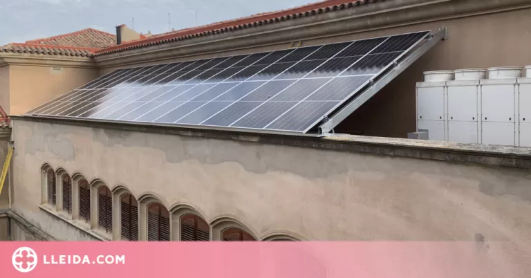 Instal·len plaques solars a l'edifici del Bisbat de Lleida per l'autoconsum