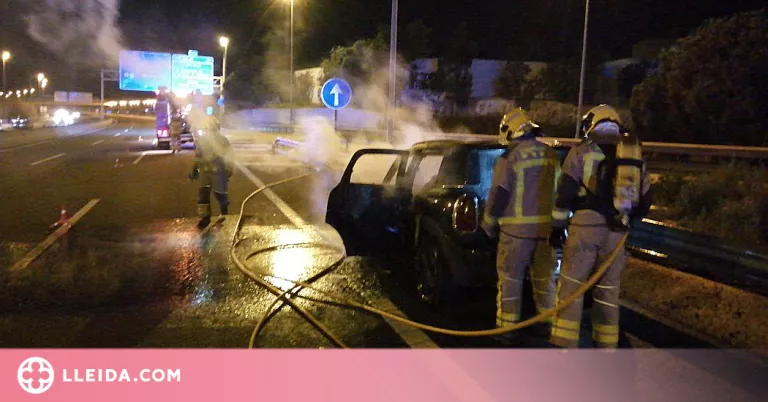 Un turisme incendiat provoca retencions a l'A-2