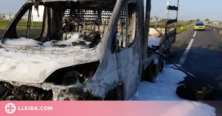 Crema totalment la cabina d'una furgoneta a l'A-2 al Pla d'Urgell