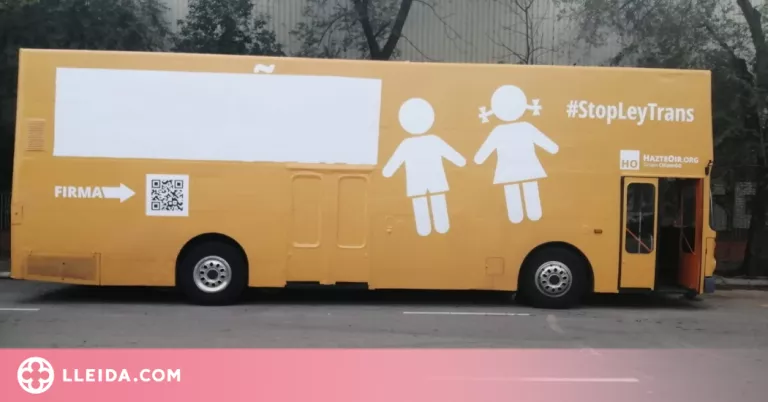 Els Mossos immobilitzen i fan tapar els missatges transfòbics de l'autobús 'Hazte Oír'
