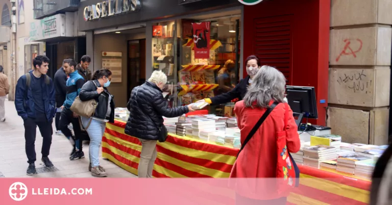 ⏯️ Llibreries i floristeries s'avancen a Sant Jordi amb parades al carrer