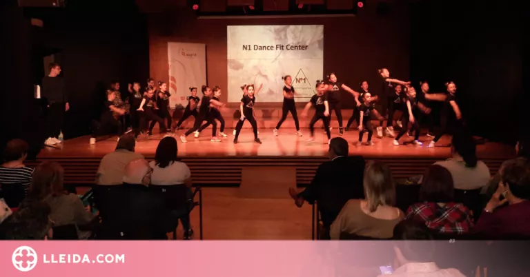 Una cinquantena de ballarins, poetes i músics donen suport a la Vetllada Poètica de l'Orfeó