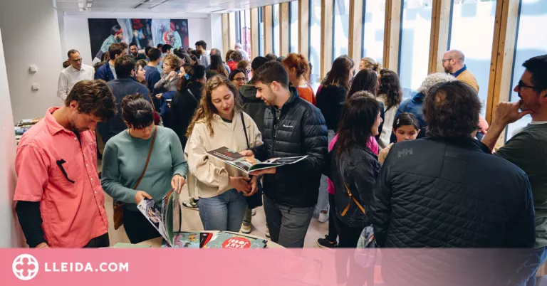 Centenars de persones celebren Sant Jordi a la Delegació del Govern a Brussel·les