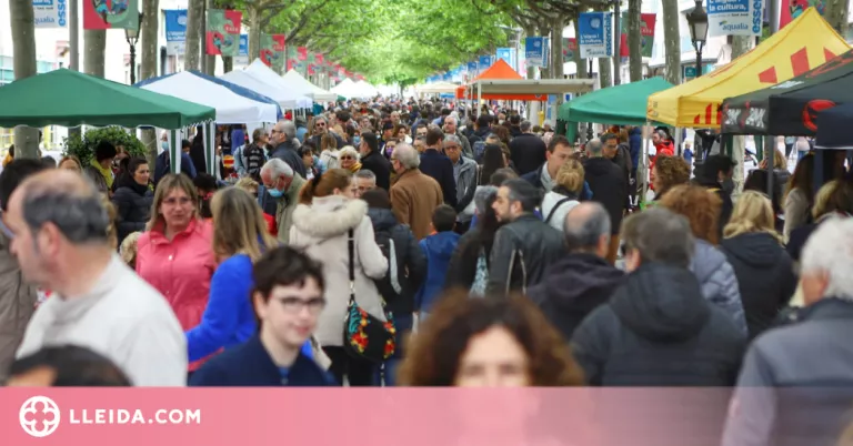 Lleida pren el carrer per celebrar la Diada de Sant Jordi