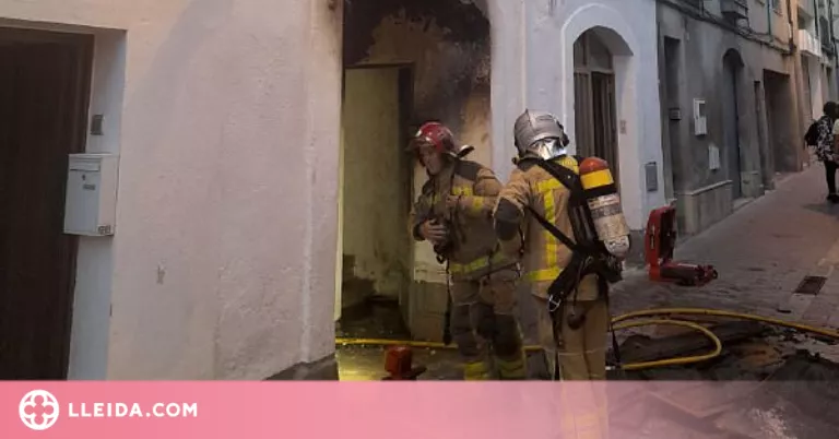 Dos ferits lleus per inhalació de fum, un d'ells menor, en un incendi a una casa