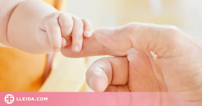 Puja la quantitat de permisos per naixement i cura de menors sol·licitats l'any 2022