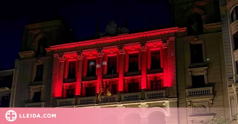 Lleida es vesteix de vermell amb motiu del Dia Mundial de la Creu Roja i la Mitja Lluna Roja