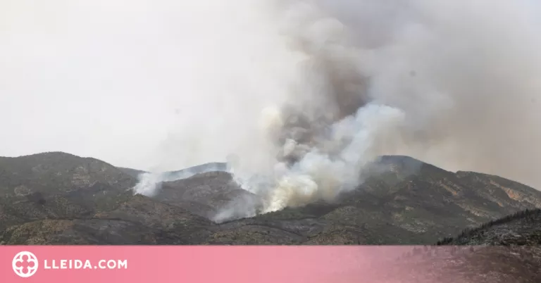 Els Bombers posen la màxima atenció en l'incendi d'Artesa de Segre i treballen durant tota la nit