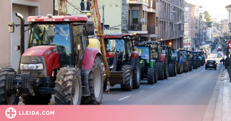 ⏯️ Uns 200 tractors es manifesten a Tàrrega per reclamar mesures que eliminin la plaga de conills