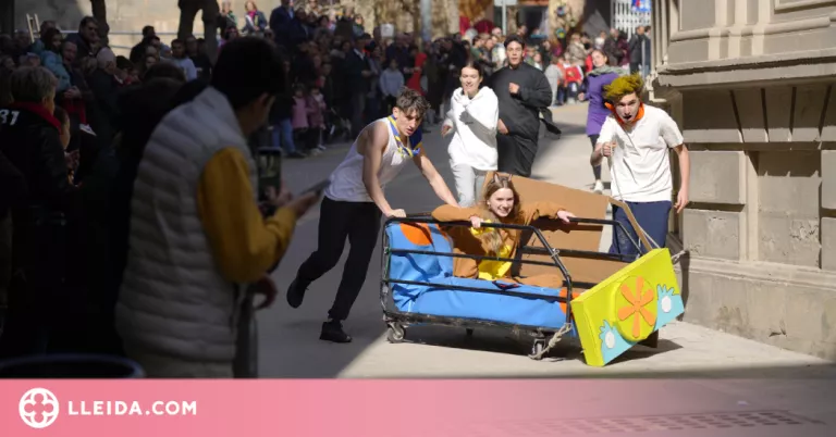 Onze andròmines protagonitzen la Cursa de Llits del diumenge de Carnaval