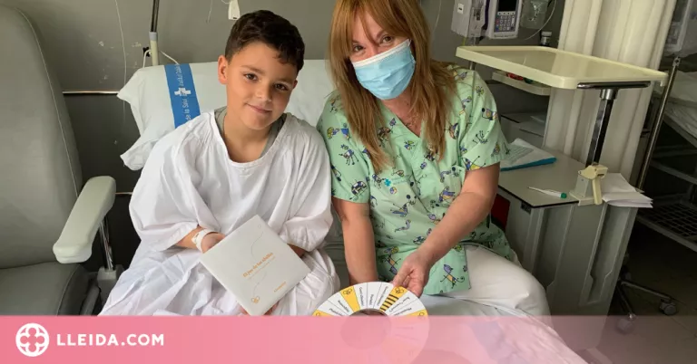 Els infants de Pediatria de l'HUAV reben un joc per aprendre a tenir cura del medi ambient
