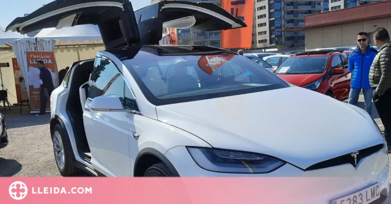 El Tesla X, el cotxe que "balla", capta l'atenció del públic de Lleida Ocasió