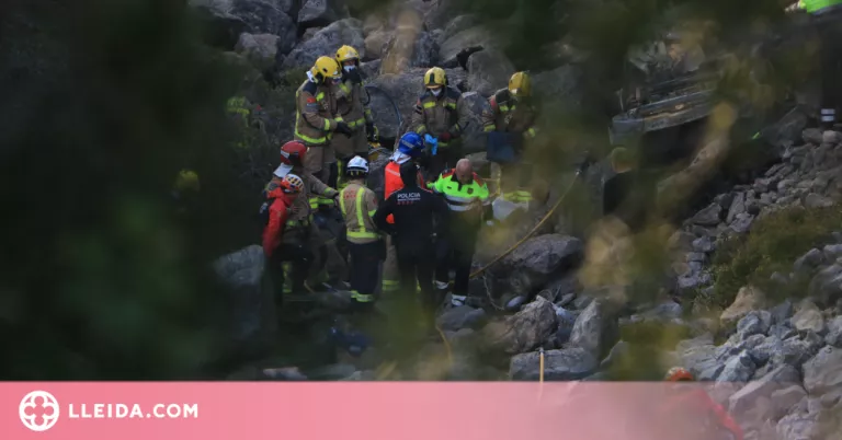 Tres menors d'edat morts després que un cotxe hagi caigut per un barranc i s'hagi incendiat