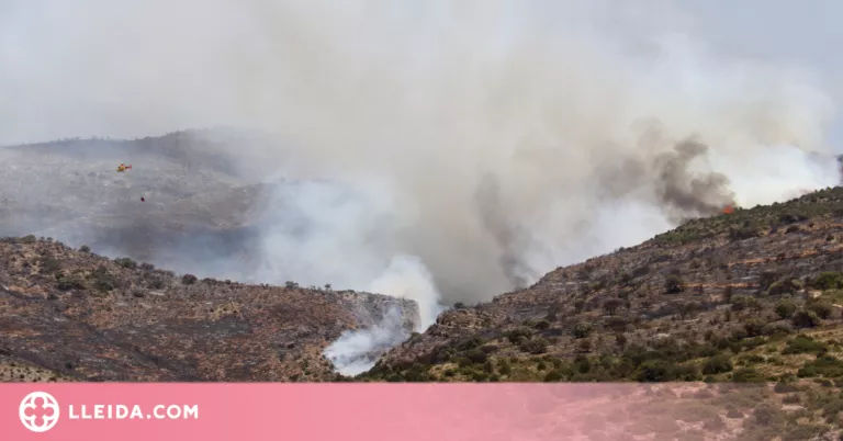 Els Bombers treballen intensament al flanc del foc de Baldomar que ja arriba a Alòs de Balaguer