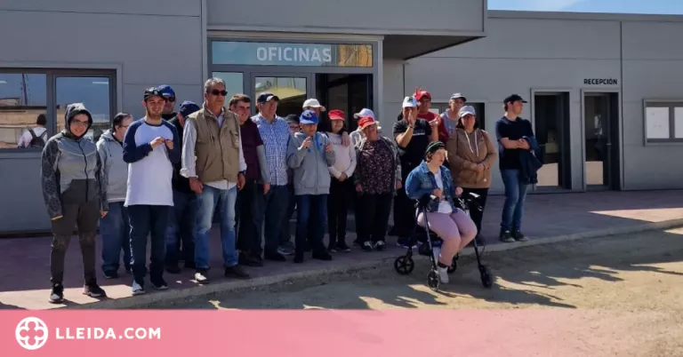 Més de vint persones del Centre Ocupacional La Torxa visiten la Granja Sant Josep d'Almacelles