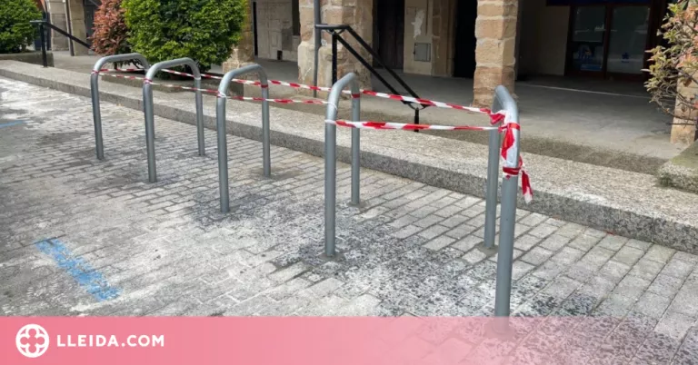 Instal·lació de nous aparcabicicletes a Balaguer