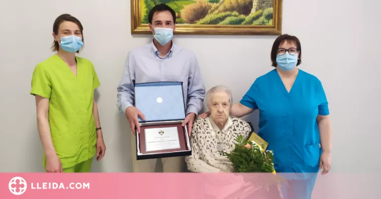 Tàrrega homenatja amb la Medalla Centenària a una veïna del municipi