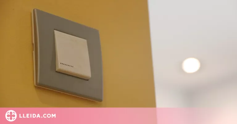 El preu de la llum cau aquest dissabte, però continua multiplicant per sis el de fa un any