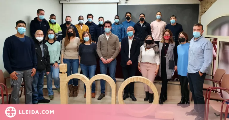 Deu joves extutelats treballen en diferents departaments de la Paeria