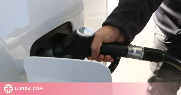 El preu dels carburants cau al voltant d'un 3% i encadena gairebé dos mesos de baixada