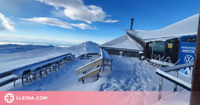 La primera nevada de la temporada deixa una estampa hivernal al Pirineu