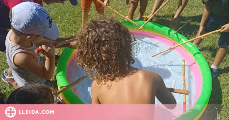 Una seixantena de persones participen en els jocs d'aigua al Parc Municipal de la Mitjana